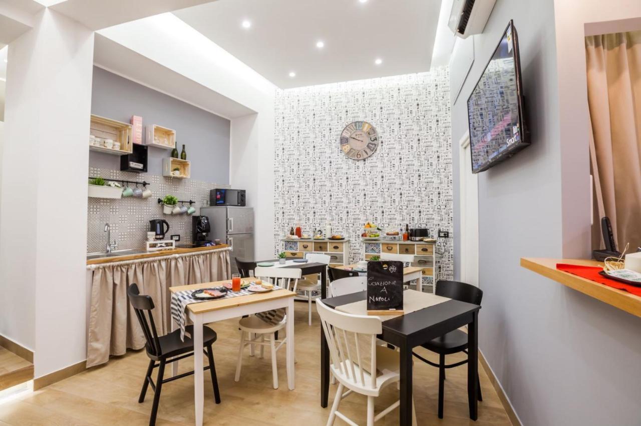 B&B Vico Milano 18 Naples Exterior photo