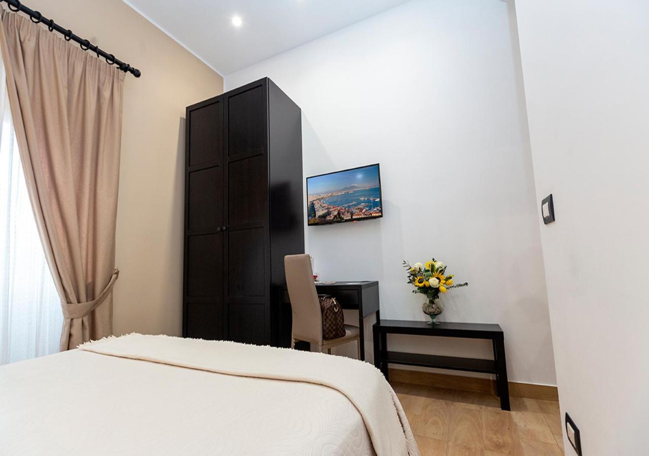 B&B Vico Milano 18 Naples Exterior photo