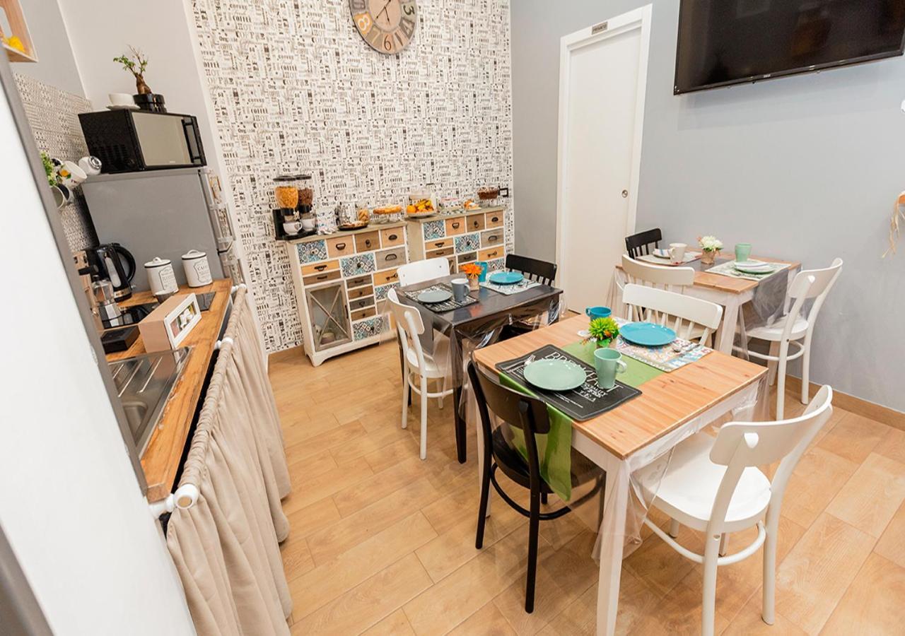 B&B Vico Milano 18 Naples Exterior photo