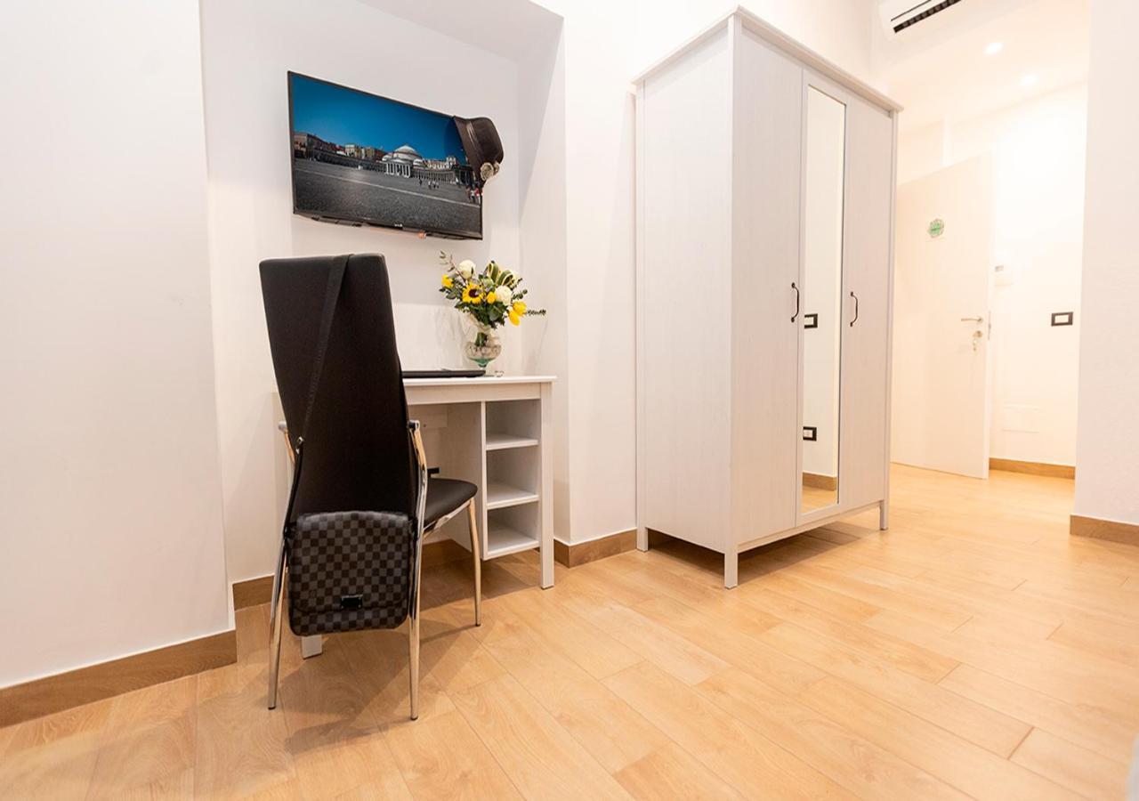 B&B Vico Milano 18 Naples Exterior photo