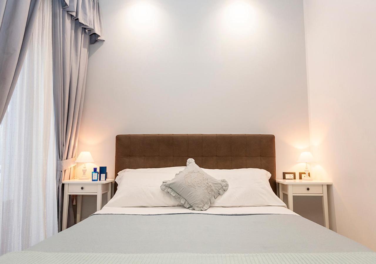 B&B Vico Milano 18 Naples Exterior photo